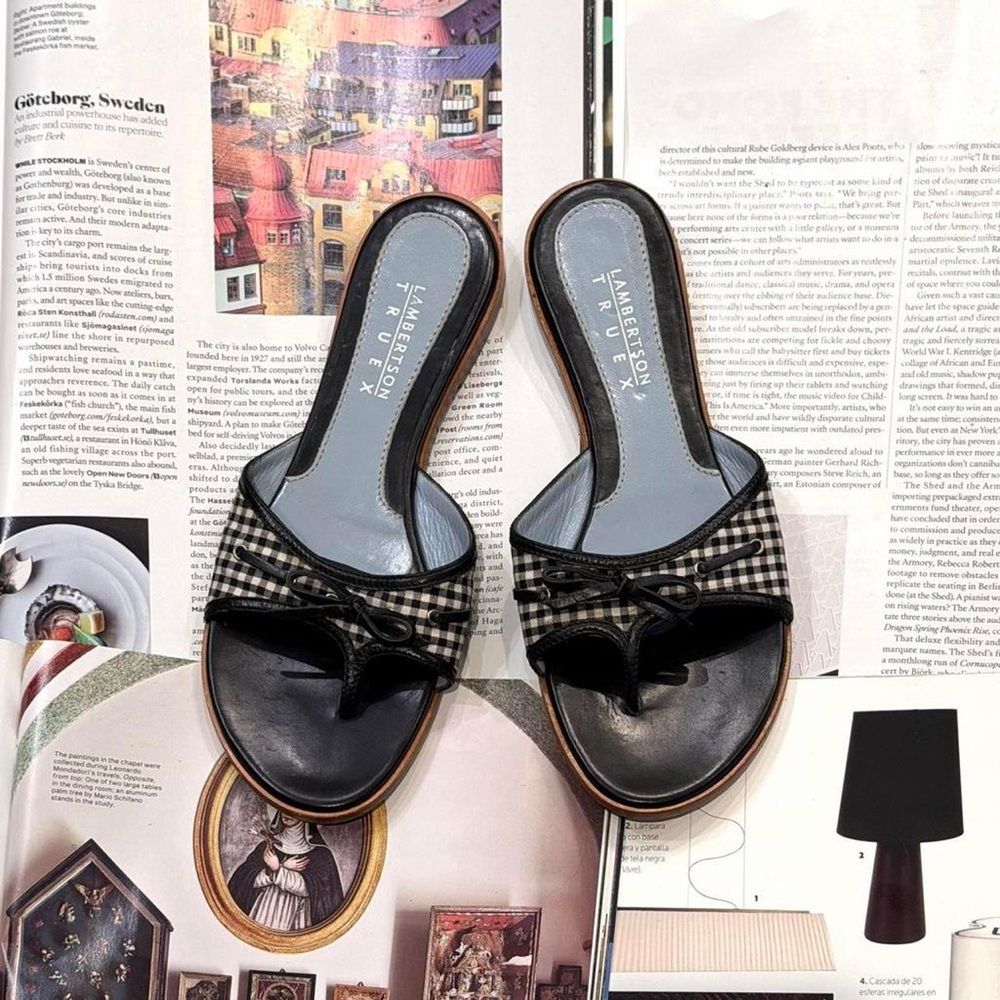 Deadstock Lambertson Truex black leather and gingham thong sandals size US 6.5